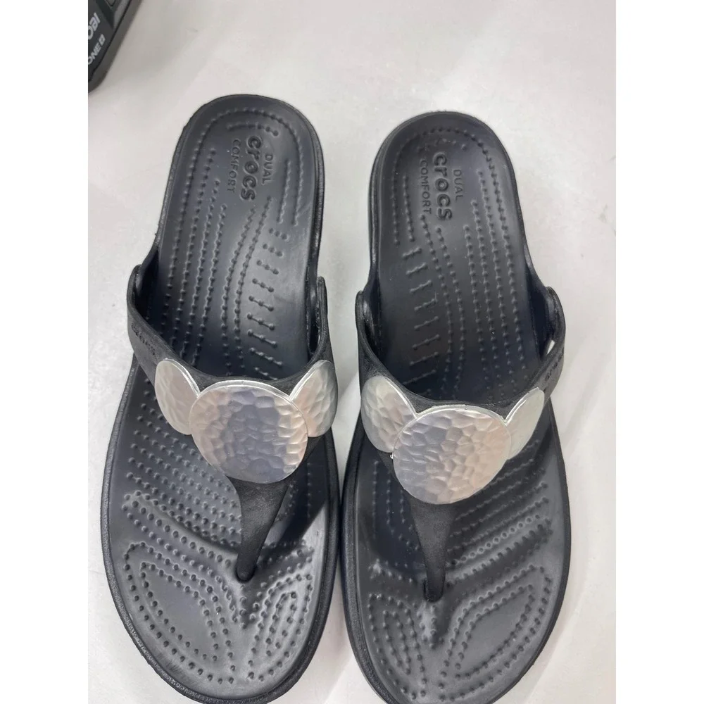 Crocs Sanrah Hammered Circle Wedge Sandals Black Silver Metallic Womens 6